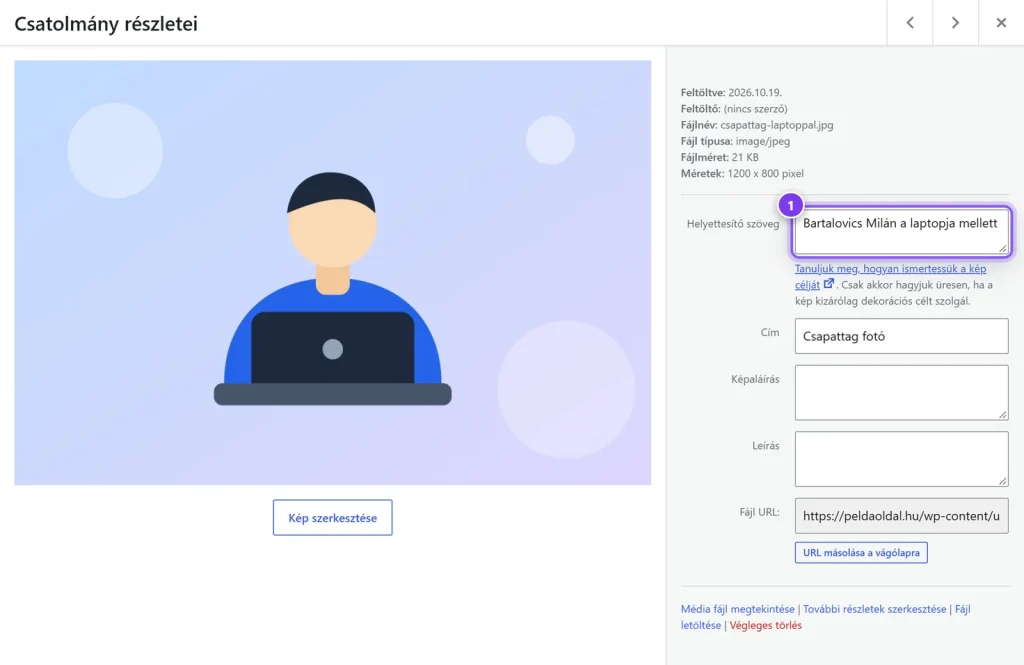 A Média, Csatolmány részletei panel: a Helyettesítő szöveg (alt szöveg) mező kiemelve.